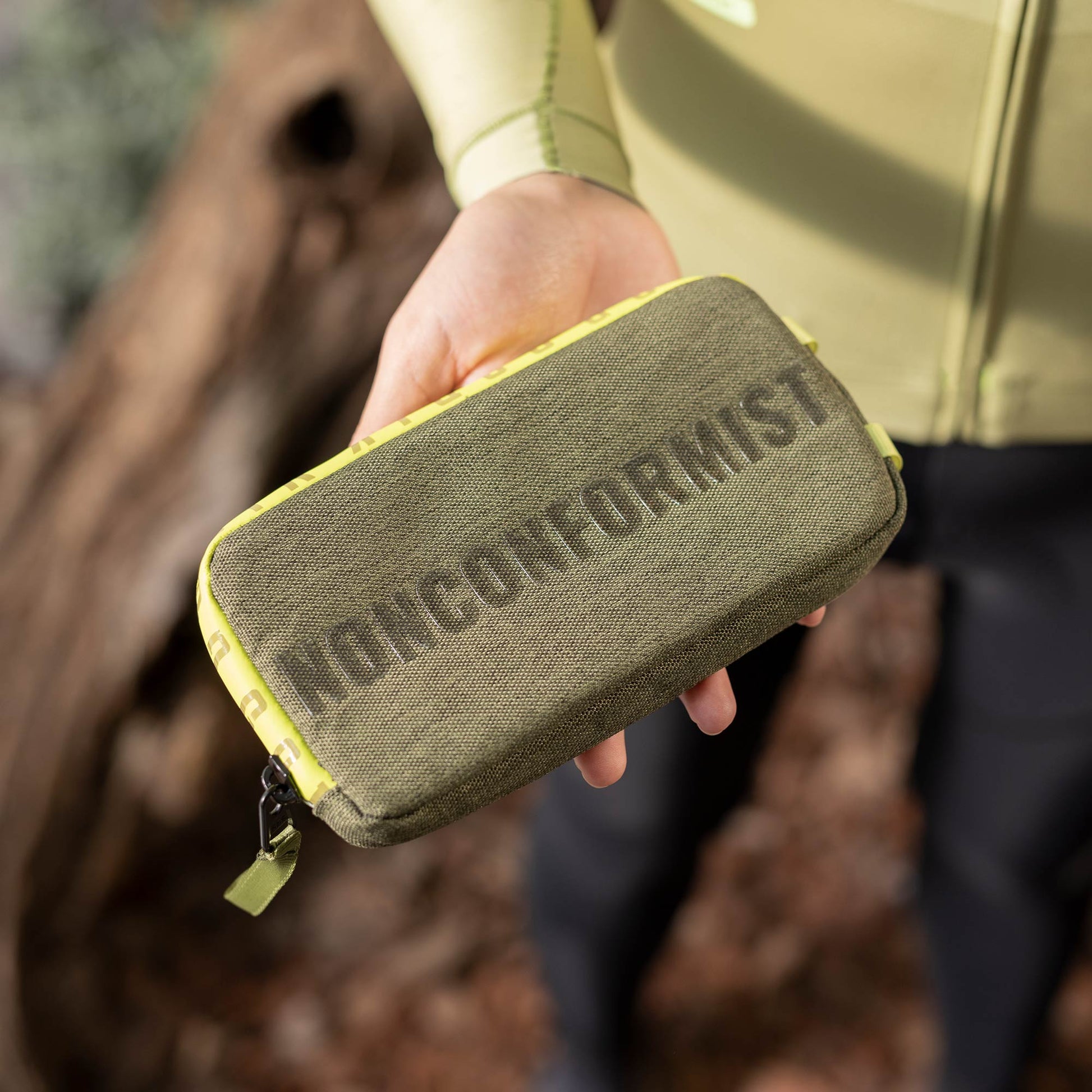 FUNDA DE MOVIL ESSENTIAL ARMY